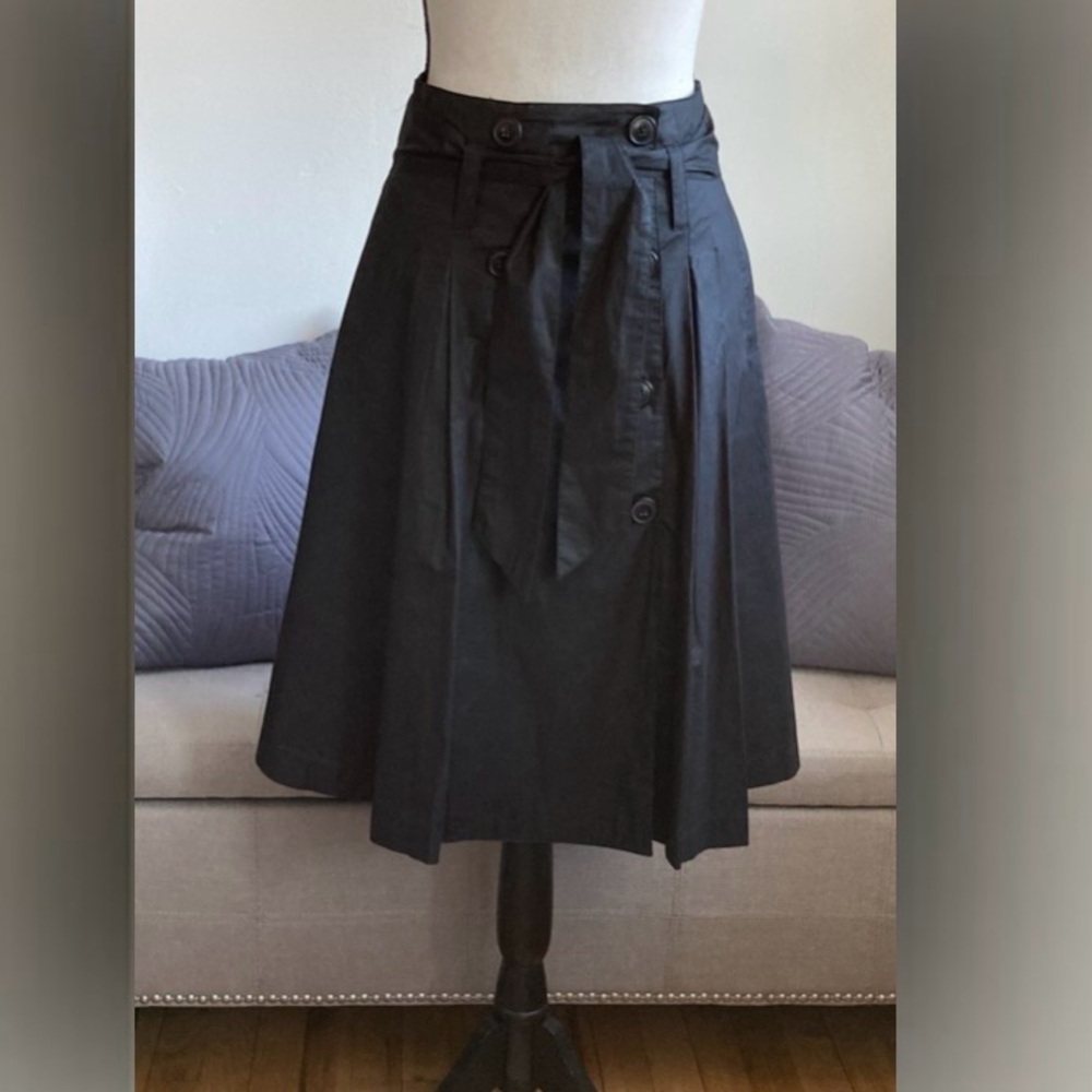 EUC H&M High Waisted dirndl skirt. Double Breasted w/self belt, Black.
Size 4 - Picture 12 of 16